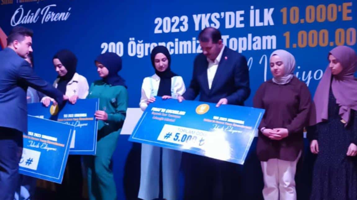 Şanlıurfa Valimiz Salih AYHAN, Yükseköğretim Kurumları Sınavı’nda ilk 10 bine giren öğrencimiz Esma TEKİN'e ödülünü verdi.